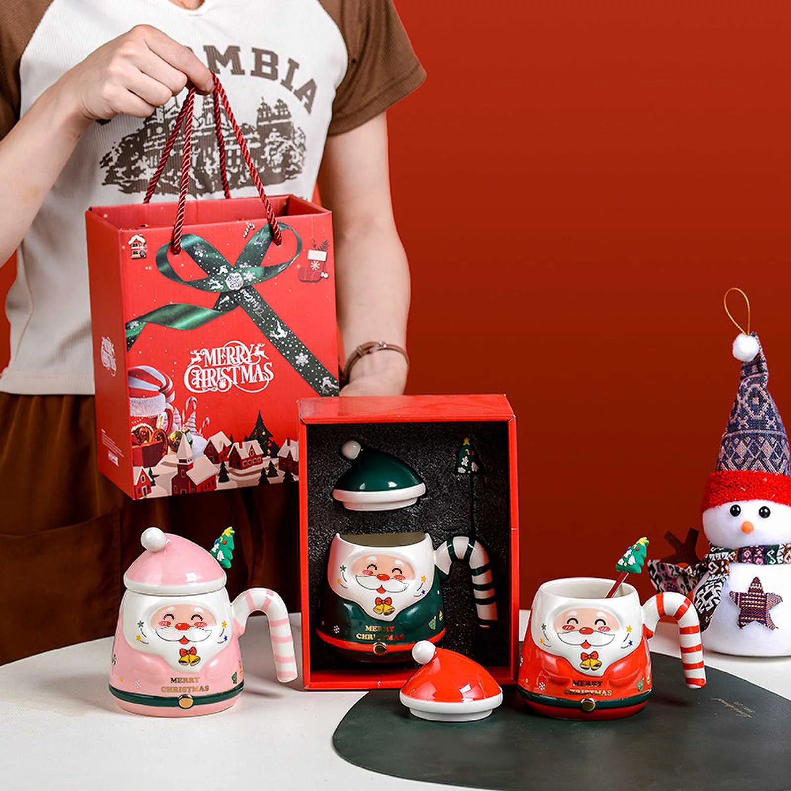 Christmas-themed ceramic cups, holiday mugs, Santa Claus design drinkware, and commemorative gifts, ideal for seasonal gifting