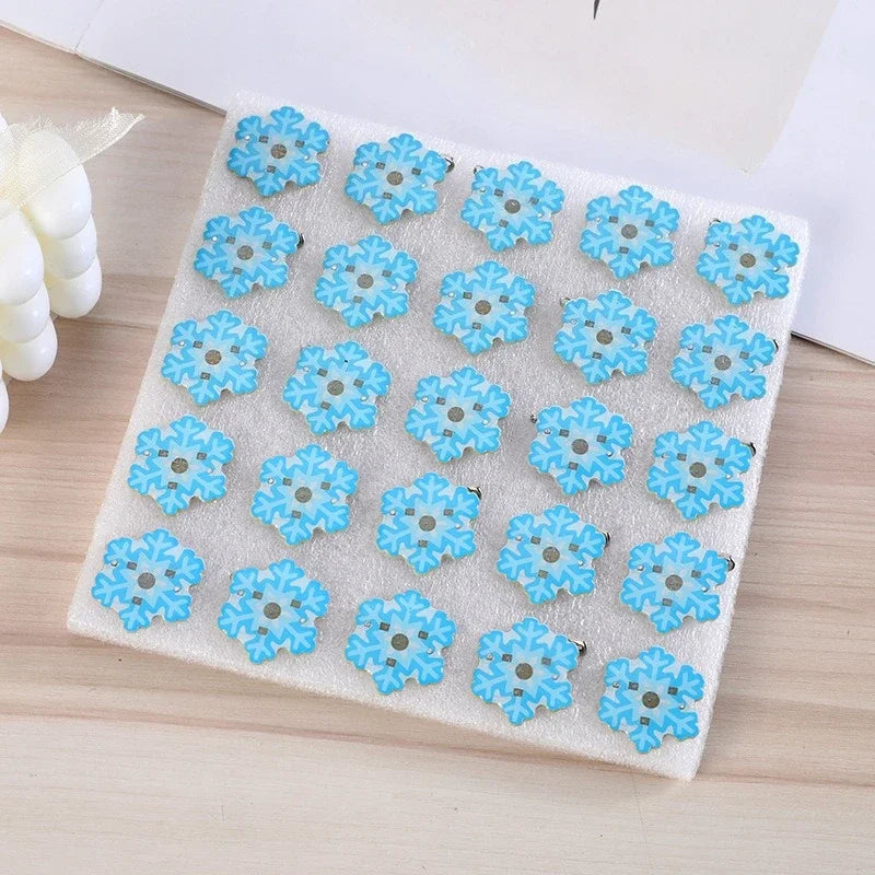 50pcs Flashing Christmas Brooch Pins Light Up Cartoon Badge Gift Stocking Xmas Holiday Party Supplies Costume Accessories
